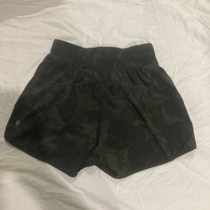LULULEMON Green Camo Tracker Low-Rise 4” Lined Shorts